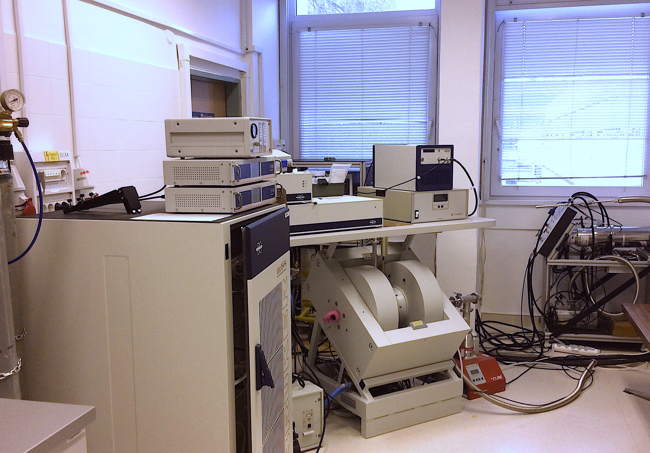 The Bruker E580 EPR lab